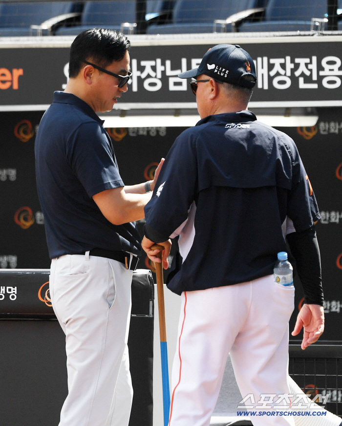  Commentator Choi Won-ho, who visited Director Kim Kyung-moon, warmly greets him