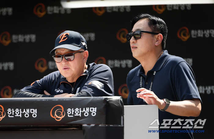  Director Kim Kyung-moon and commentator Choi Won-ho, Hanwha, which is popular