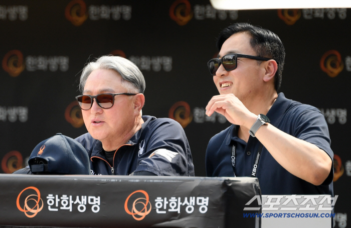  Director Kim Kyung-moon and commentator Choi Won-ho, Hanwha with a good atmosphere