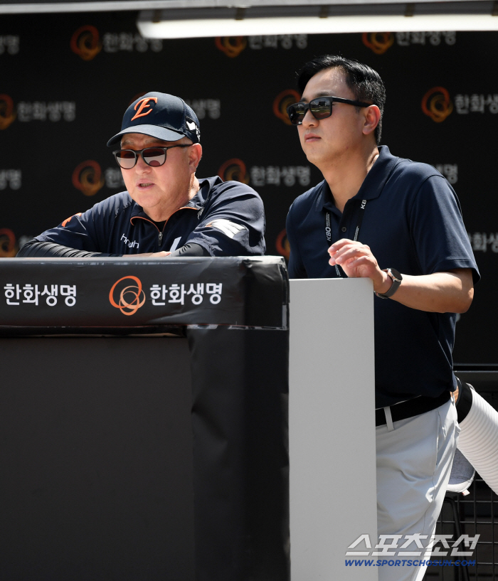 Director Kim Kyung-moon, commentator Choi Won-ho, watching Hanwha training