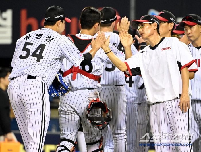  Director Yeom Kyung-yeop greets Yoo Young-chan