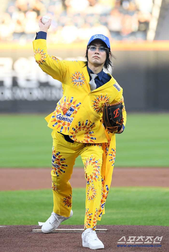 First pitch for Ni Mall Cash