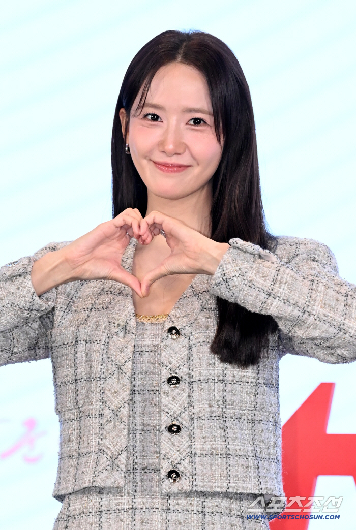  Im Yoona, make a heart with flower deer's beauty