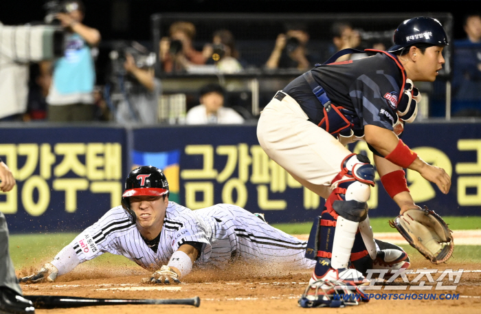  Kim Hyun-soo and Oh Ji-hwan hit a timely hit from first base to home