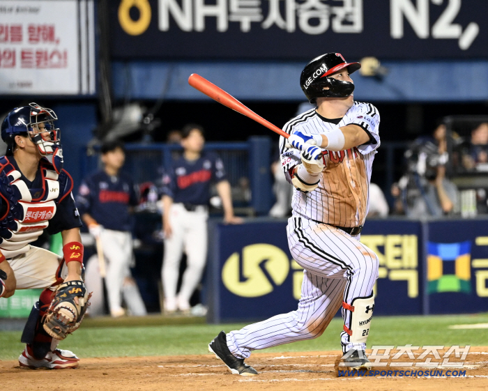  Kim Hyun-soo explodes into a wedge two-run shot