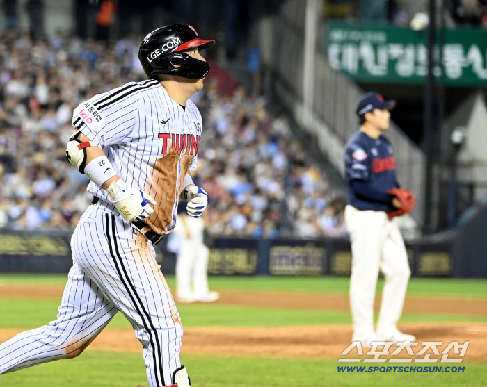  Kim Hyun-soo hits a two-run shot in the eighth inning!