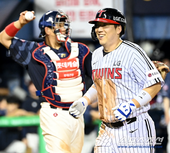  Kim Hyun-soo smiles after hitting a wedge two-run shot
