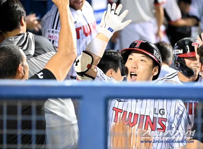  Kim Hyun-soo's smile with a two-run shot