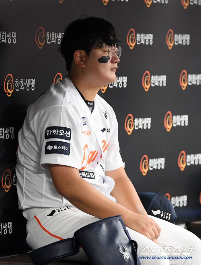  Kim Seohyun of Hanwha, lost in thought