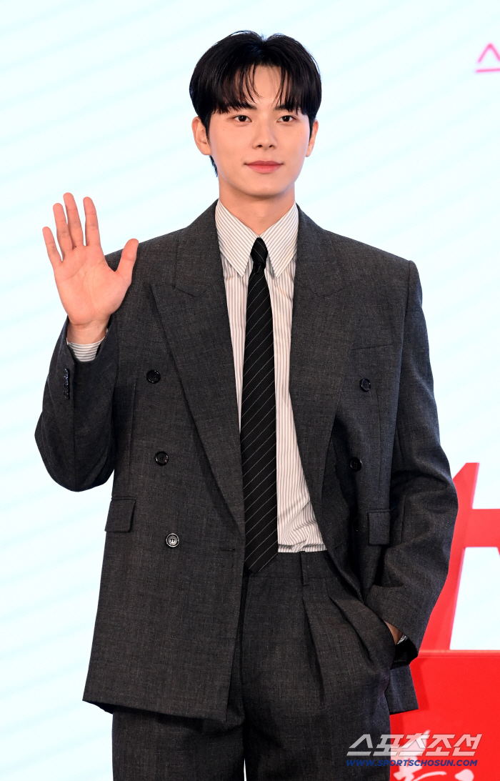  Lee Chaemin's hand-greeting is cool, too