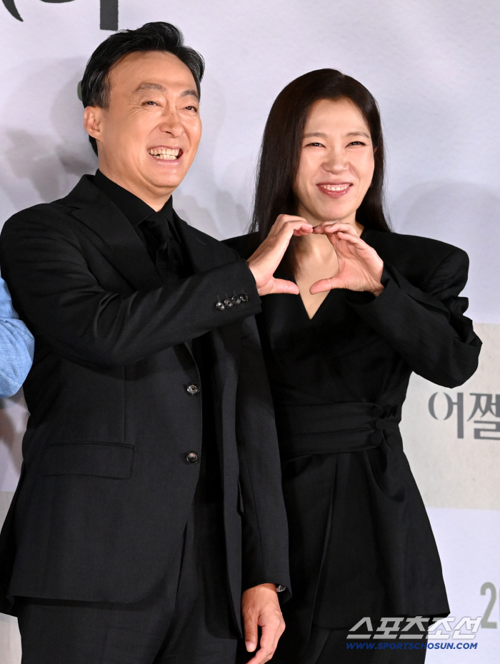  Lee Seongmin, Yeom Hye-ran, make a heart and smile