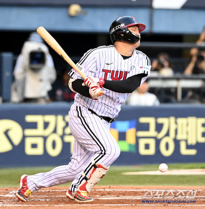  Moon Bo-kyung falls after being hit with a foul ball