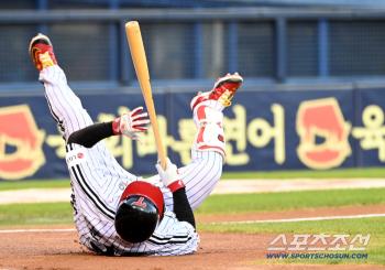  Na Dung-gu suffered from the pain of being hit by Moon Bo-kyung and foul ball