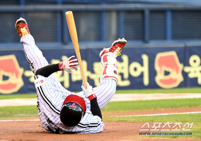  Na Dung-gu suffered from the pain of being hit by Moon Bo-kyung and foul ball