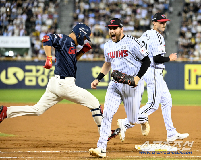  Pinch hitter Roh Jin-hyuk couldn't save the bases-loaded chance