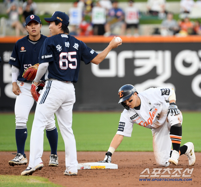  Second baseman Lee Yoo-chan and Son Ah-seop who came out wearing pitcher Yoon Tae-ho's uniform