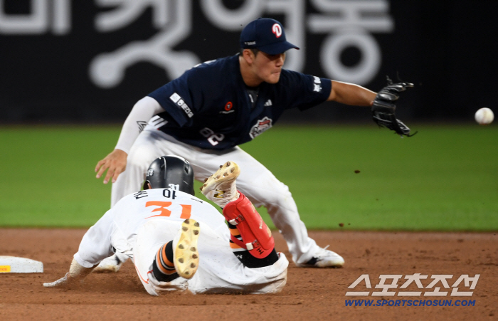  Son Ah-seop lands on second base