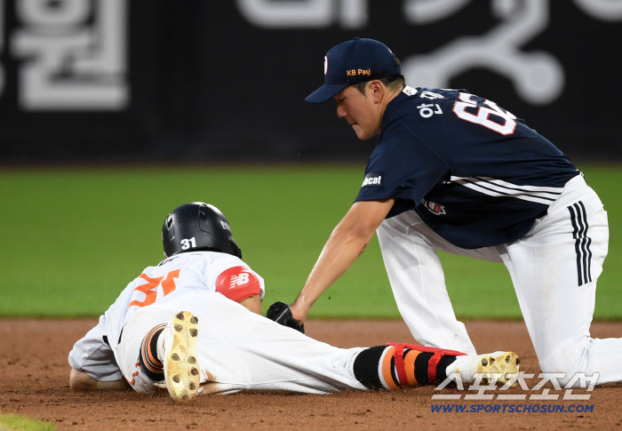  Son Ah-seop wins 2nd base to avoid tag