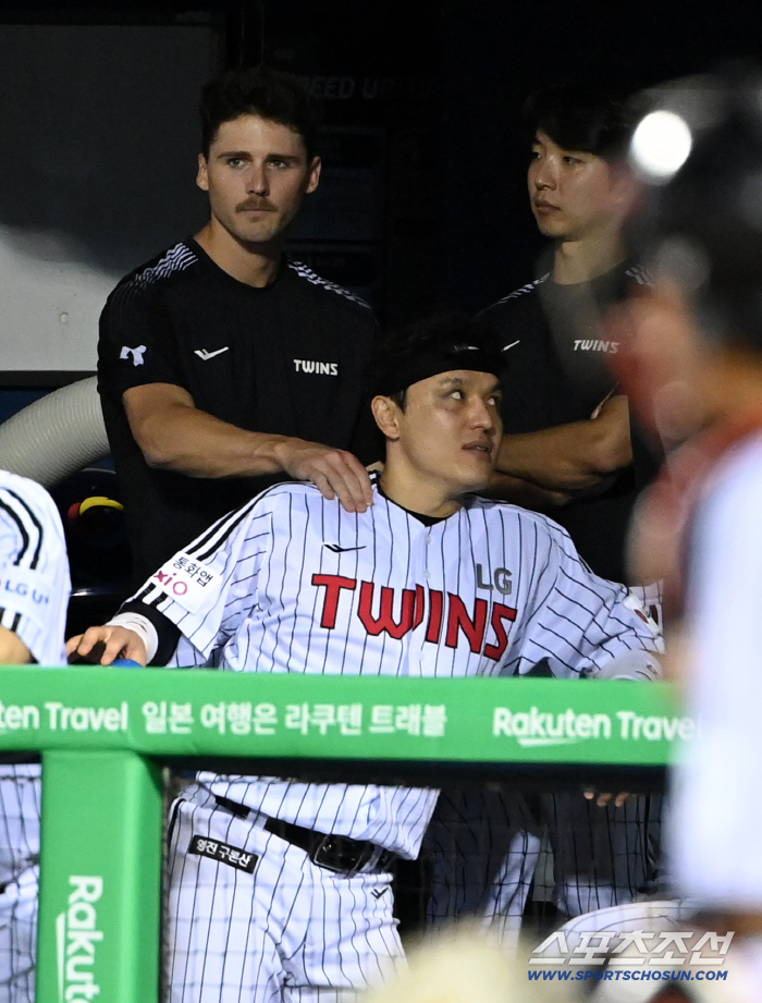  Tolhurst and Park Dongwon's shoulder massage is free