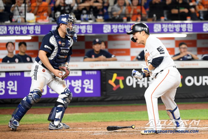  With two outs in the bottom of the eighth inning, Moon Hyun-bin roars