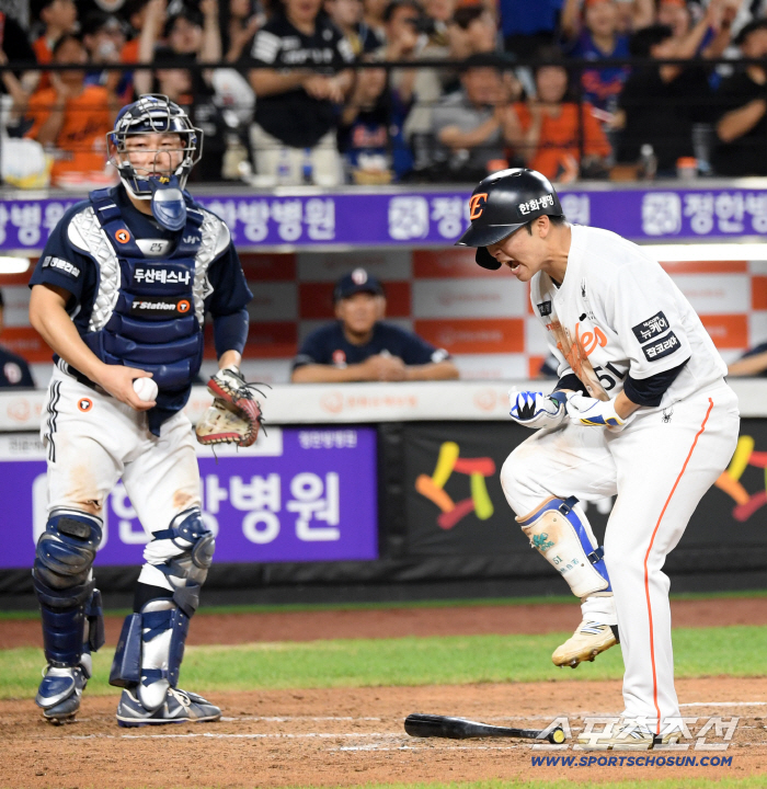  With two outs in the bottom of the eighth inning, Moon Hyunbin did it