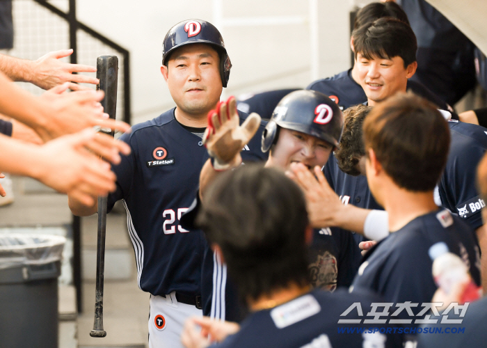  Yang Eui-ji hits it and Jung Soo-bin scores