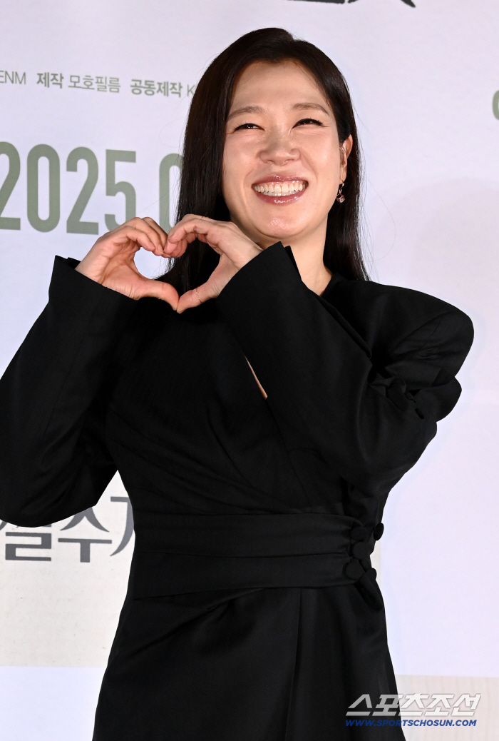  Yeom Hyeran, make a heart with a kind smile
