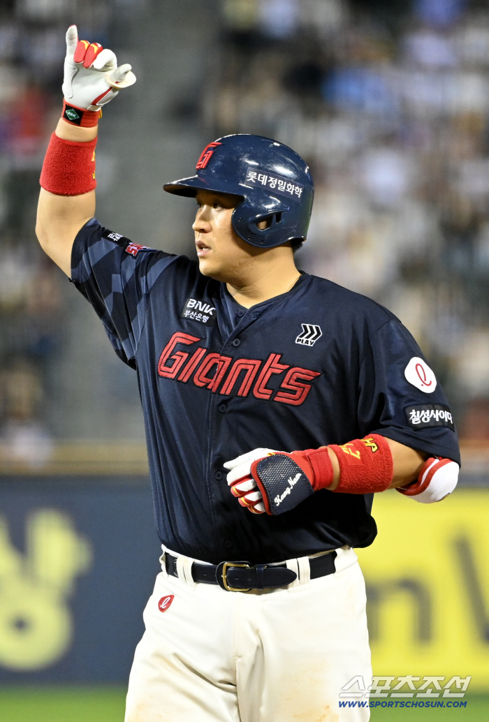  Yoo Kang-nam has three hits