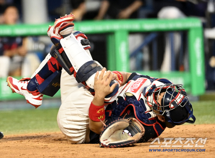  Yoo Kang-nam, who was hit with a foul ball, suffers severe pain