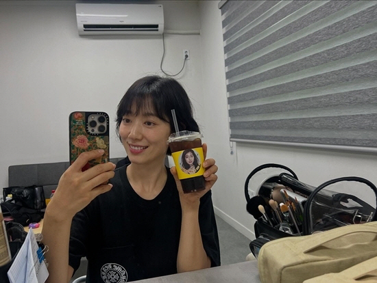  Park Shin-hye, Um Ji-won's coffee car gift with 'heart aegyo'... A fresh, short-haired look