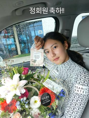Song Ji-ah, daughter of Song Jong-guk, became a KLPGA professional golfer..I'm so touched. You're doing so well