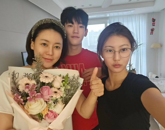 Song Ji-ah, daughter of Song Jong-guk, became a KLPGA professional golfer..I'm so touched. You're doing so well