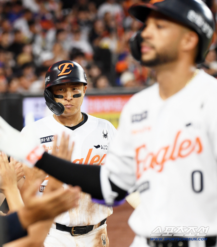 Throwing error? Okay, you can hit a home run. → Turn around, two-run bang! The Liberato one-man show that drives Hanwha fans crazy