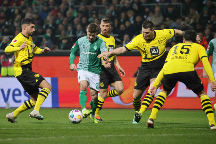 The world's first pig-type soccer player will never do this again