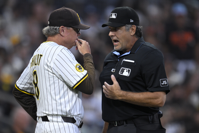 You said it's clear! But you watch it for 2 minutes and 40 seconds?Home run → Out was overturned, so I had no choice but to get angry and even leave the game