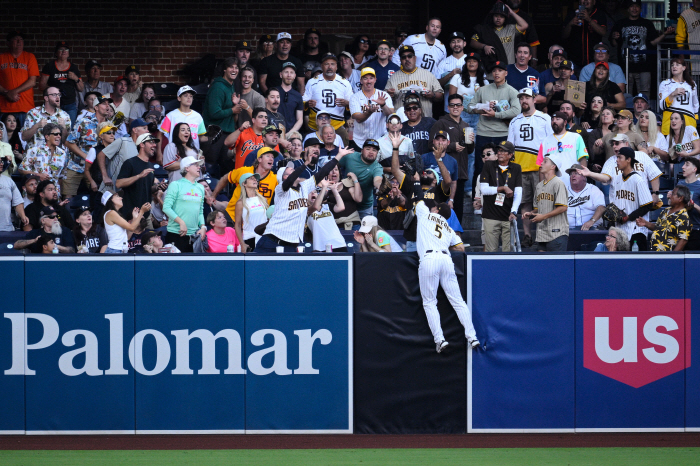 You said it's clear! But you watch it for 2 minutes and 40 seconds?Home run → Out was overturned, so I had no choice but to get angry and even leave the game