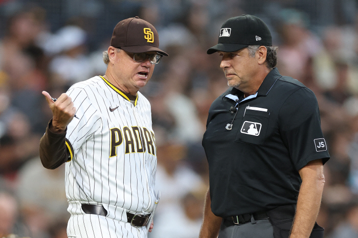 You said it's clear! But you watch it for 2 minutes and 40 seconds?Home run → Out was overturned, so I had no choice but to get angry and even leave the game