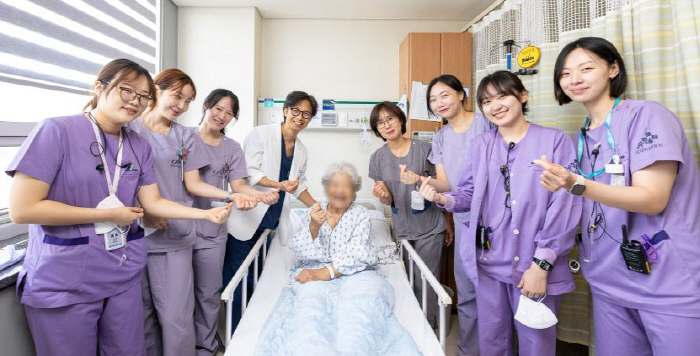 An 85-year-old patient succeeded in simultaneous surgery for severe triple complex heart valve disease