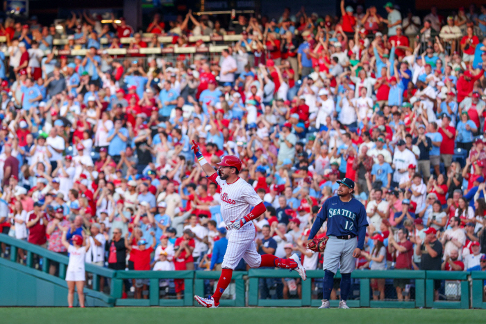  Ohtani, who fired an 186.5km missile, hit his 44th home run of the season! Schwarber also tied for the 44th NL lead