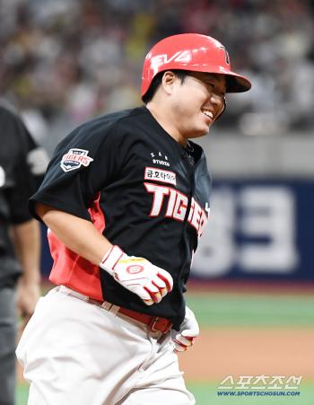 Coach Lee Bum-ho lamented, 'It's a ball that goes over anyway, but Lee Chang-jin left because of an ankle ligament injury while running to catch it.' 
