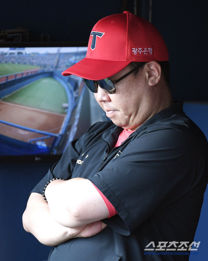 Coach Lee Bum-ho lamented, 'It's a ball that goes over anyway, but Lee Chang-jin left because of an ankle ligament injury while running to catch it.' 