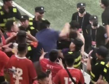 Family swearing  accusation of non-discrimination → Now the worst Chinese fans even throw water bottles, director Seo Jung-won's head only bursts out!  There's a possibility of KFA disciplinary action