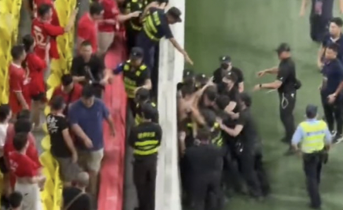 Family swearing  accusation of non-discrimination → Now the worst Chinese fans even throw water bottles, director Seo Jung-won's head only bursts out!  There's a possibility of KFA disciplinary action