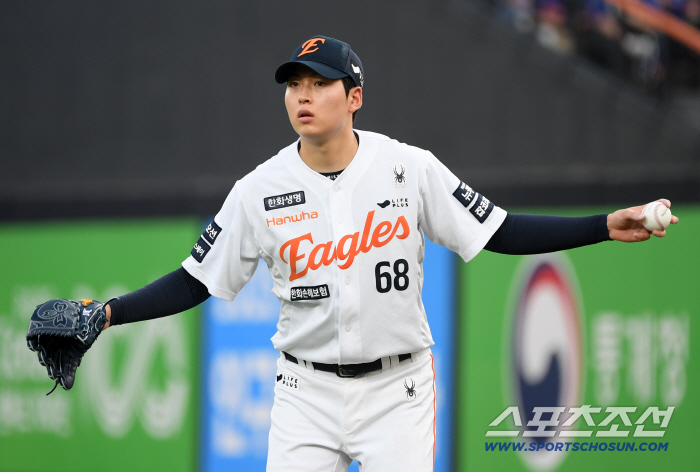 Four consecutive losses! Hanwha's substitute selection operation failed → Cho Dong-wook failed to fill in the 3rd inning and replaced 4 runs early