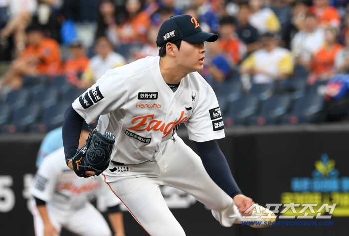 Four consecutive losses! Hanwha's substitute selection operation failed → Cho Dong-wook failed to fill in the 3rd inning and replaced 4 runs early