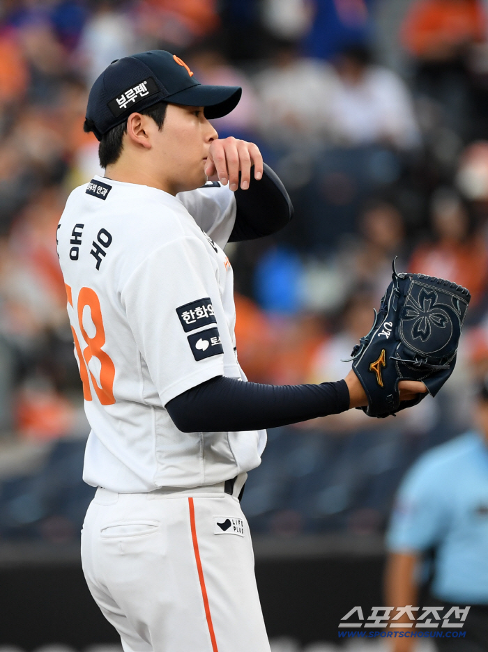 Four consecutive losses! Hanwha's substitute selection operation failed → Cho Dong-wook failed to fill in the 3rd inning and replaced 4 runs early