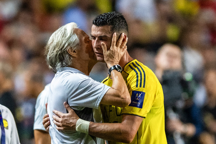 I guess Ronaldo doesn't like it. He didn't show in Hong Kong. Historically, Saudi Arabia's first trophy?→Hold the RT Hard and go to the semifinals