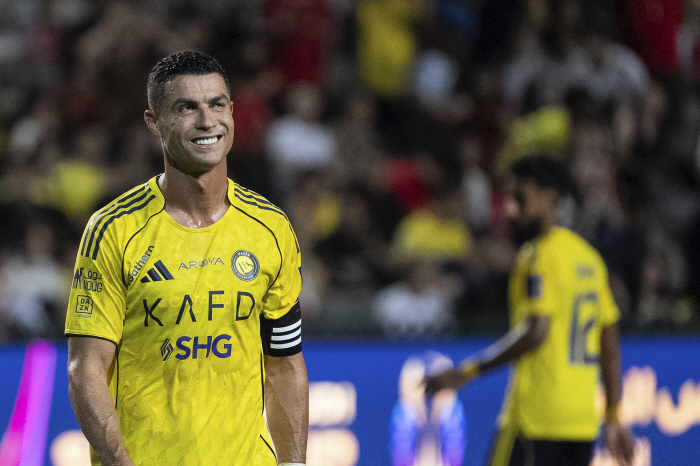I guess Ronaldo doesn't like it. He didn't show in Hong Kong. Historically, Saudi Arabia's first trophy?→Hold the RT Hard and go to the semifinals