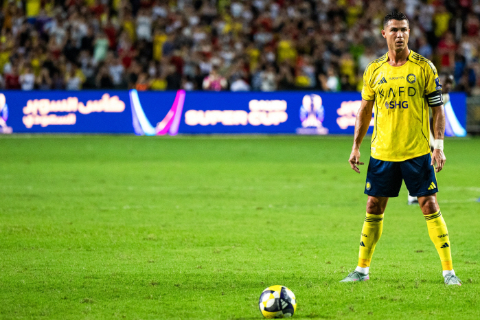 I guess Ronaldo doesn't like it. He didn't show in Hong Kong. Historically, Saudi Arabia's first trophy?→Hold the RT Hard and go to the semifinals