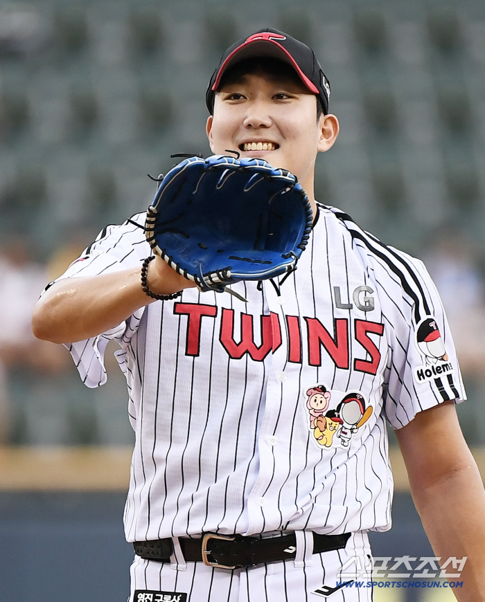 It's a perfect day to win 10 games. 2 wins against Lotte, ERA 0.47 tries to win 10 games. But Moon Sung-joo disappeared. Chun Sung-ho's start in right field
